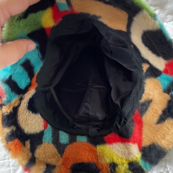 Fluffy Bucket hat - Picture 3 of 3